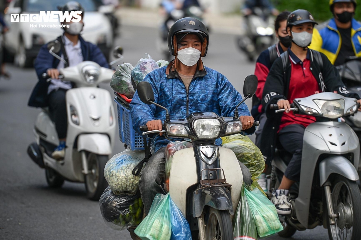 New cold air on the morning of October 2 forces residents to find suitably warm clothing before going out to brave the cold weather.