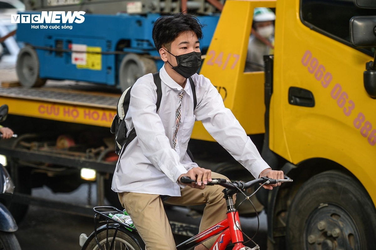 Students don long-sleeved shirts while heading to school on time.