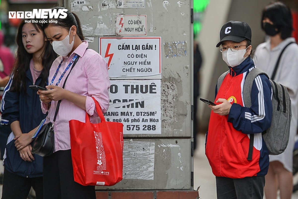 Some people share that they can’t fully adapt to the weather conditions when it suddenly turns cold. Indeed, many choose to travel by bus to avoid the cold air.
