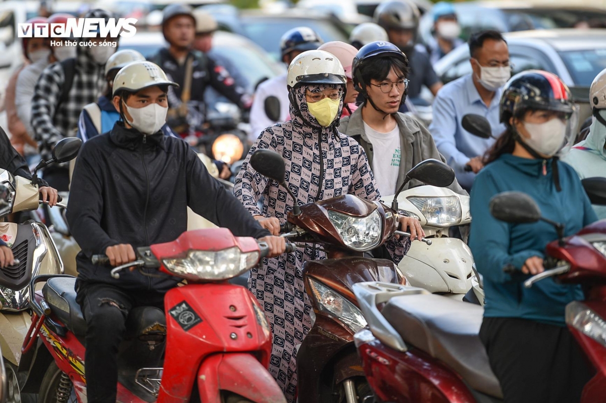 Many Hanoians go out to the street in warm clothes.