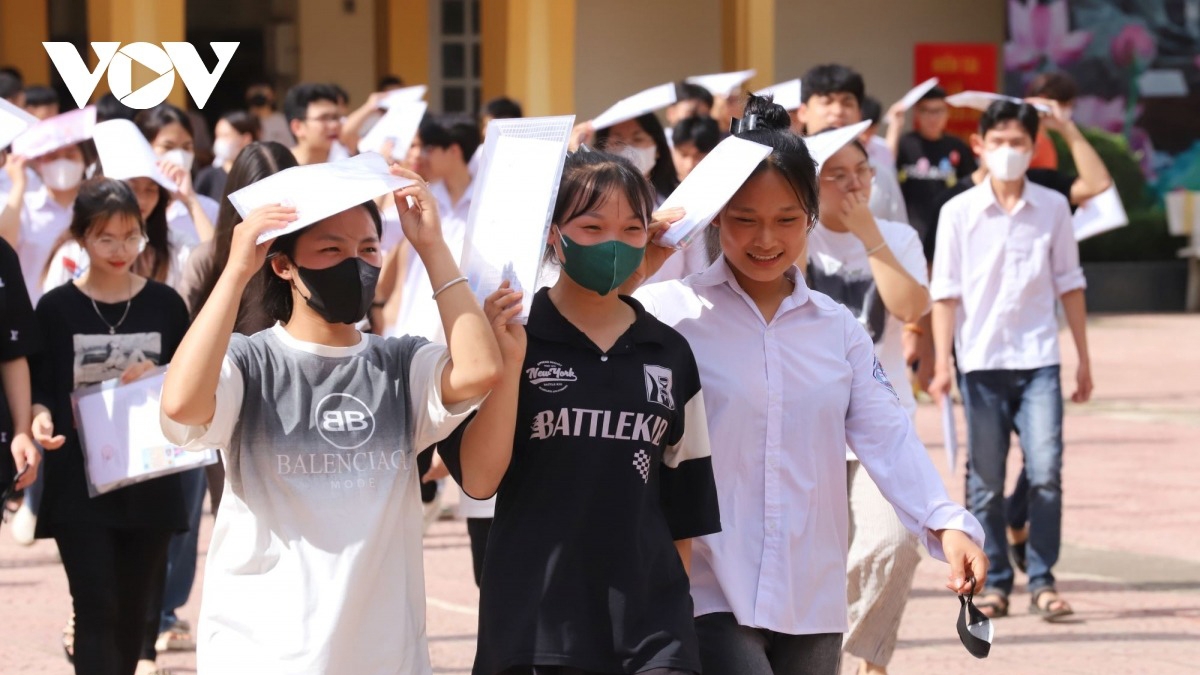 Bộ Giáo dục và Đào tạo khẩn trương rà soát, sửa đổi, bổ sung, hoàn thiện các quy định về tuyển sinh theo hướng tăng cường công khai, minh bạch, công bằng, tin cậy, giảm áp lực