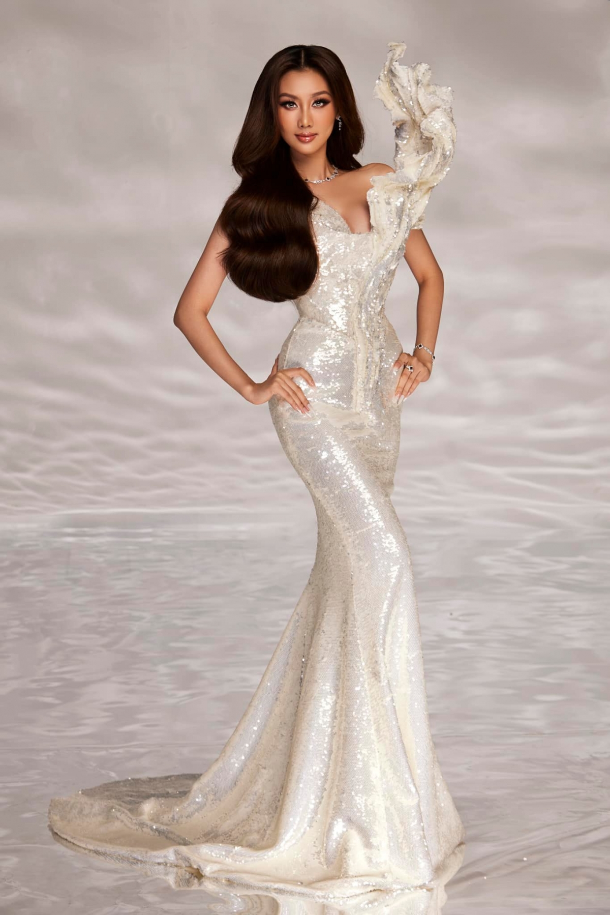 Siêu mẫu Minh Tú - huấn luyện viên catwalk của Quế Anh hài lòng về sự thể hiện tiến bộ của người đẹp. Trong khi đó, NTK Nguyễn Minh Tuấn - người tạo nên chiếc đầm dạ hội mang tên “Firegown" cũng thể hiện sự tự hào, nhận xét Quế Anh trình diễn “cháy" và mượt mà. 