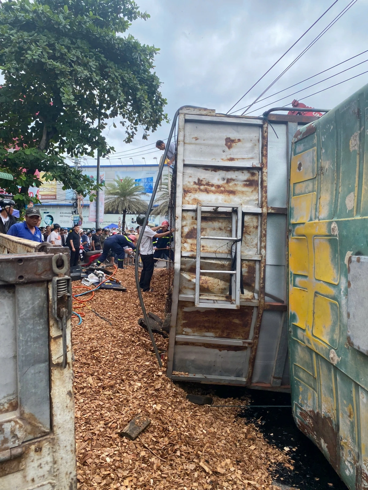 Hiện trường vụ lật xe dăm đè lên một số người đi đường.