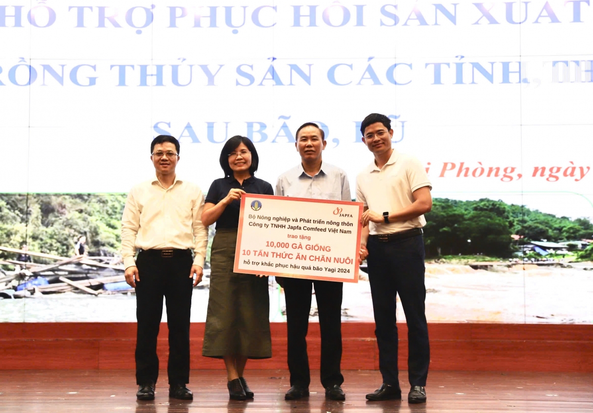 Japfa Việt Nam phối hợp với Bộ Nông nghiệp &amp; Phát triển nông trôn trao tặng gà giống và thức ăn chăn nuôi cho các địa phương