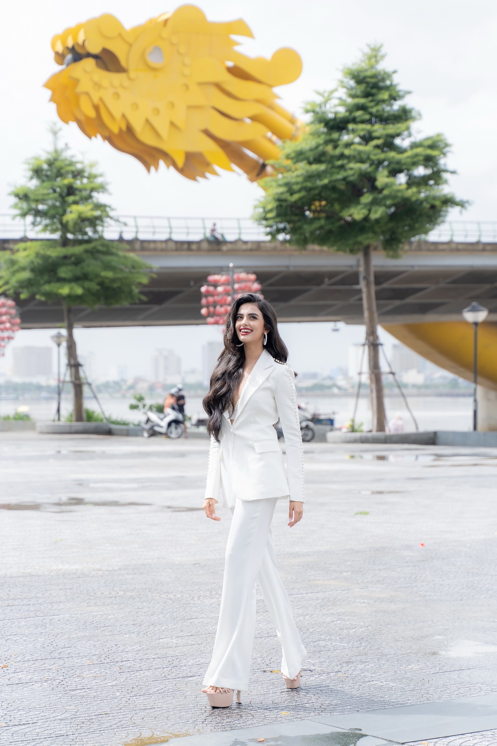 Hình ảnh duyên dáng của hoa hậu Rhea Singha khi tạo dáng bên cầu Rồng, thành phố Đà Nẵng đã thu hút sự chú ý lớn trên các mạng xã hội.