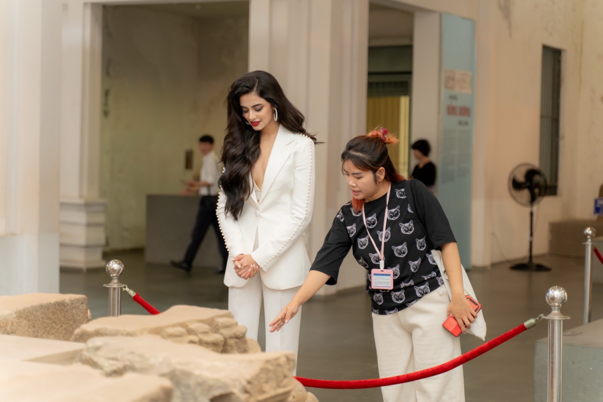 Hoa hậu hoàn vũ Ấn Độ bày tỏ sự ngưỡng mộ với những tác phẩm nghệ thuật tinh xảo tại Bảo tàng điêu khắc Chăm Đà Nẵng