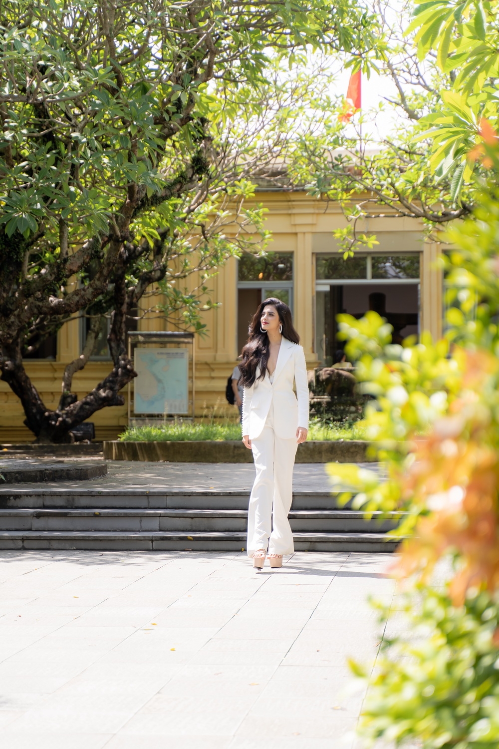 Hoa hậu hoàn vũ Ấn Độ duyên dáng trong khuôn viên