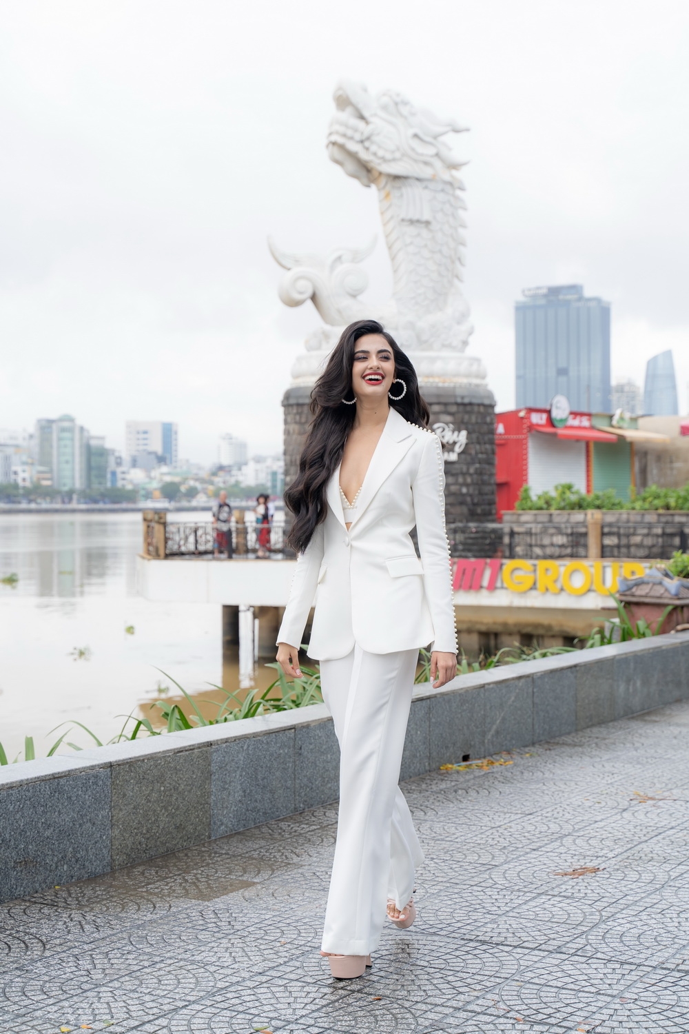 Hoa hậu Hoàn vũ Ấn Độ Rhea Singha tản bộ bên bờ đông sông Hàn, Đà Nẵng