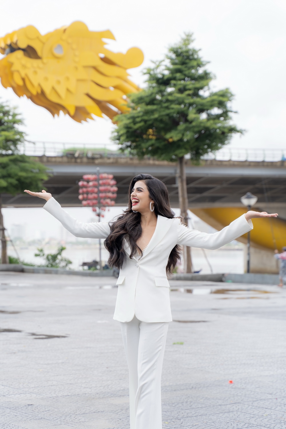 Hoa hậu Rhea Singha khi tạo dáng bên cầu Rồng, thành phố Đà Nẵng