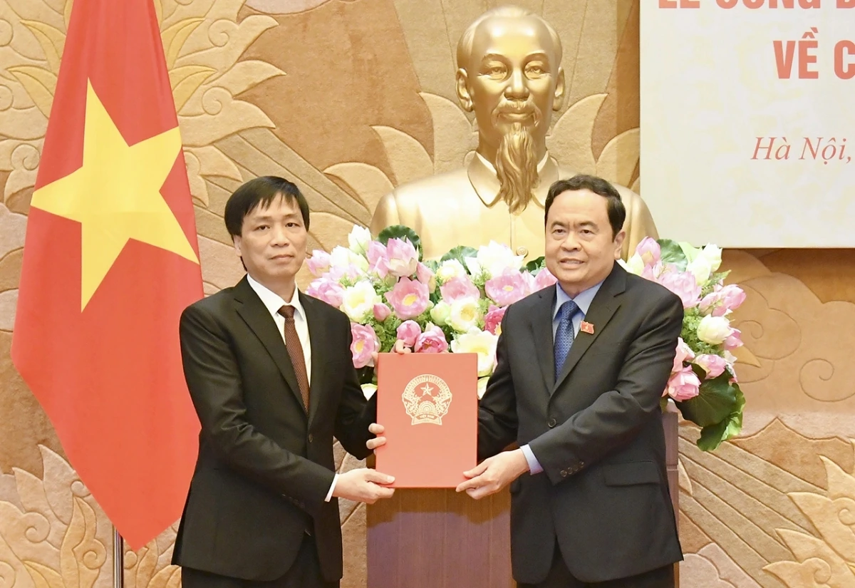 Năm 2022, Phó Chủ tịch thường trực Quốc hội trao quyết định bổ nhiệm chức Trợ lý Phó chủ tịch thường trực Quốc hội cho ông Hoàng Văn Chương (trái). Ảnh: Quốc hội