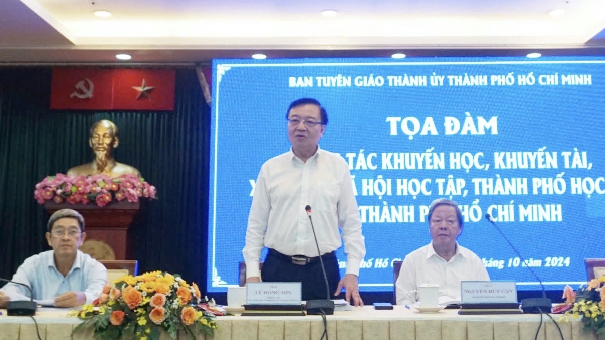 Ông Lê Hồng Sơn (ở giữa), Phó trưởng ban thường trực Ban Tuyên giáo Thành ủy TP.HCM