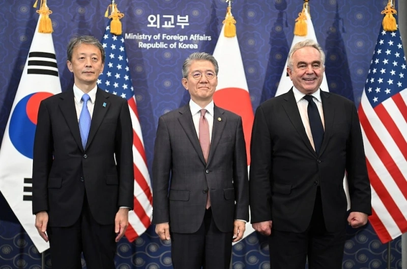 Quan chức ngoại giao ba nước Mỹ, Hàn Quốc, Nhật Bản hội đàm tại Seoul. Ảnh: Reuters