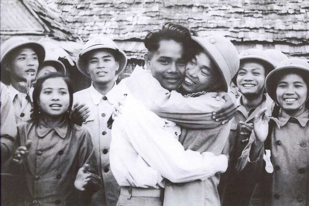 Bộ đội tình nguyện Việt Nam chia tay các bạn Lào trước khi trở về nước. (Nguồn: Sách ảnh Quan hệ đặc biệt Việt Nam - Lào/Nhà xuất bản Thông tấn)