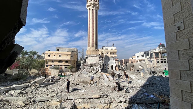 Một nhà thờ Hồi giáo tại Gaza bị đánh sập sau đợt không kích của Israel. Ảnh: Reuters
