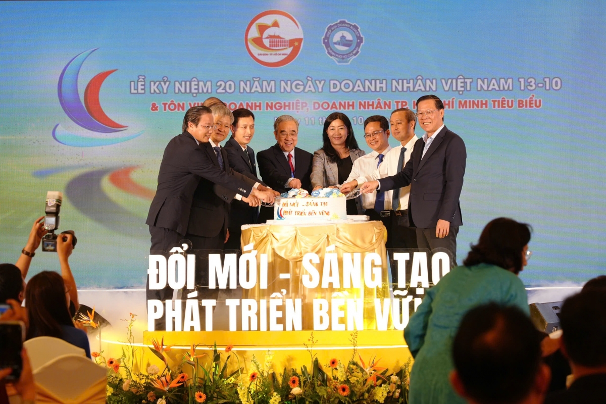 Đại diện Thường trực HUBA cùng Chủ tịch UBND TP.HCM Phan Văn Mãi thực hiện nghi thức chào mừng 20 năm ngày Doanh nhân Việt Nam 13/10