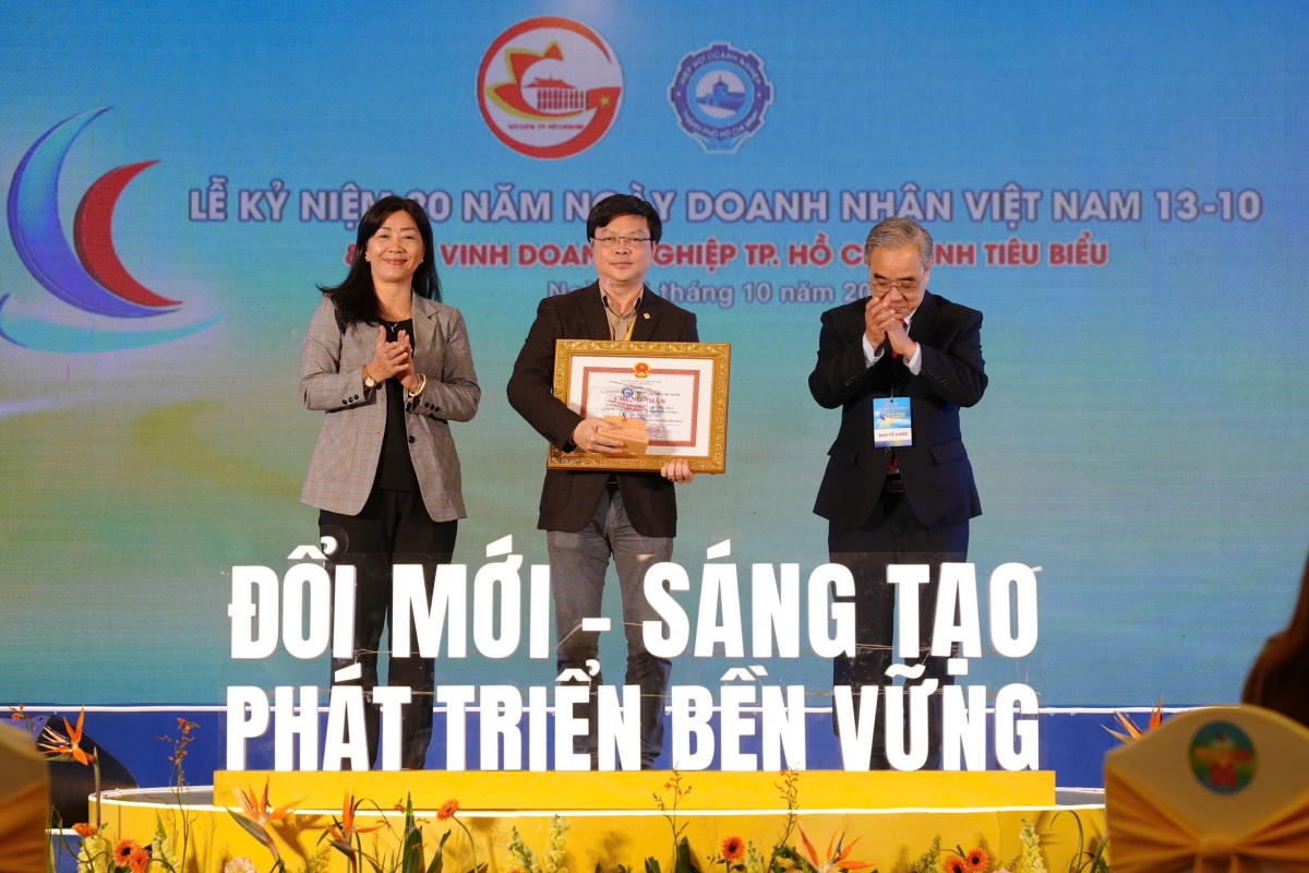 Phó Tổng Giám đốc Saigon Co.op Phạm Trung Kiên (đứng giữa) nhận giải thưởng "Doanh nghiệp, doanh nhân tiêu biểu năm 2024"