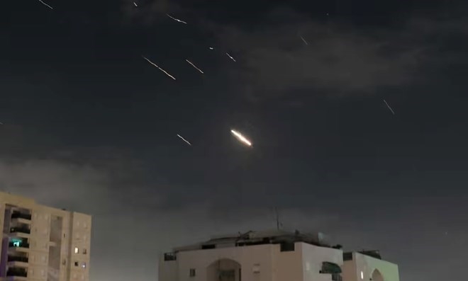 Pháo sáng trên bầu trời Tel Aviv khi hệ thống phòng thủ của Israel đánh chặn tên lửa và UAV từ Iran. Ảnh: Tân Hoa xã
