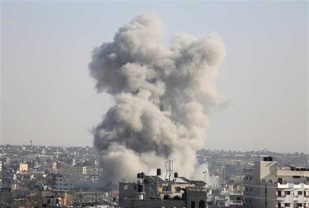 Khói bốc lên sau cuộc không kích của Israel xuống Dải Gaza ngày 26/10/2023. (Ảnh: THX)