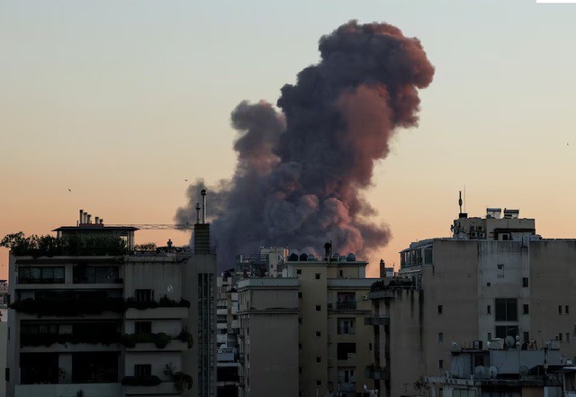 Khói bốc lên từ thủ đô Beirut, Lebanon sau cuộc tấn công của Israel. Ảnh: Reuters