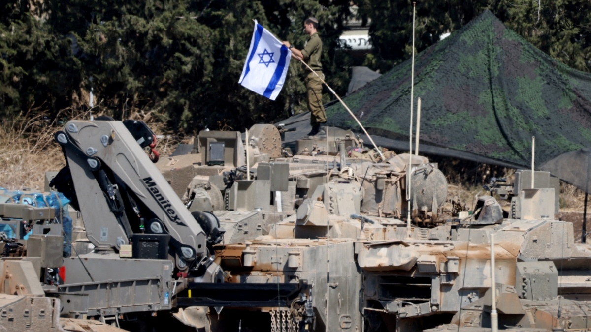 Israel bắt đầu đổ bộ vào Lebanon (Ảnh: Reuters).