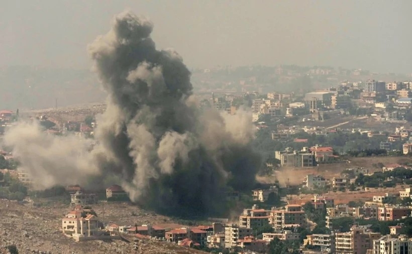 Khói bốc lên từ các cuộc không kích của Israel ở ngôi làng phía nam Kfar Rouman, nhìn từ Marjayoun, phía nam Lebanon. (Ảnh: Euronews)