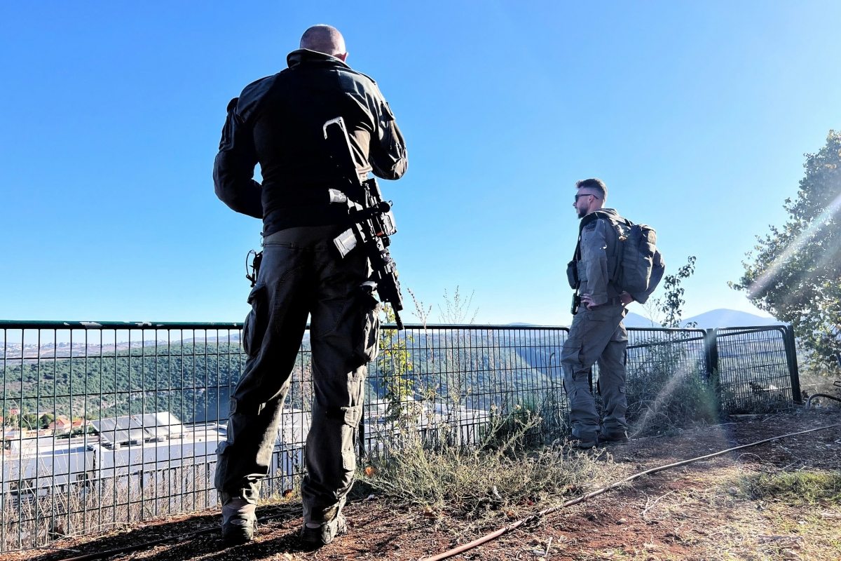 Binh lính Israel đứng ở gần biên giới Israel-Lebanon. (Ảnh: Reuters)