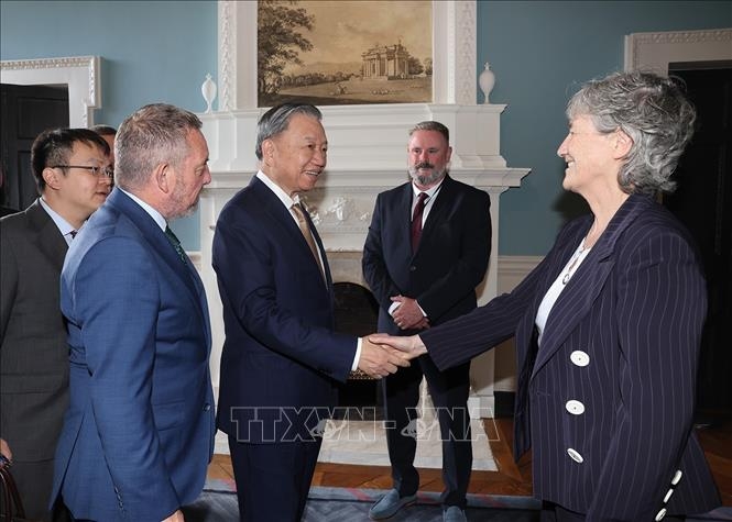 Chủ tịch Thượng viện Ireland Jerry Buttimer (trái) giới thiệu với Tổng Bí thư, Chủ tịch nước Tô Lâm các nghị sĩ Ireland. (Ảnh: TTXVN)