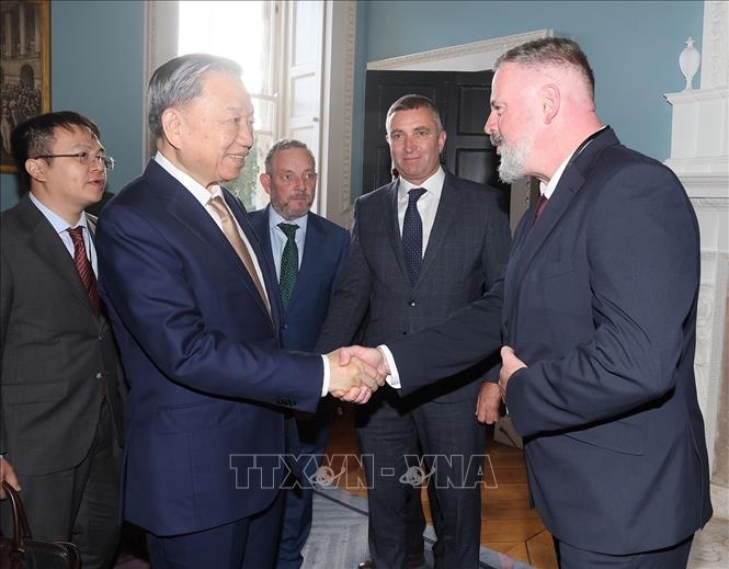 Chủ tịch Thượng viện Ireland Jerry Buttimer giới thiệu với Tổng Bí thư, Chủ tịch nước Tô Lâm các nghị sĩ Ireland. (Ảnh: TTXVN)