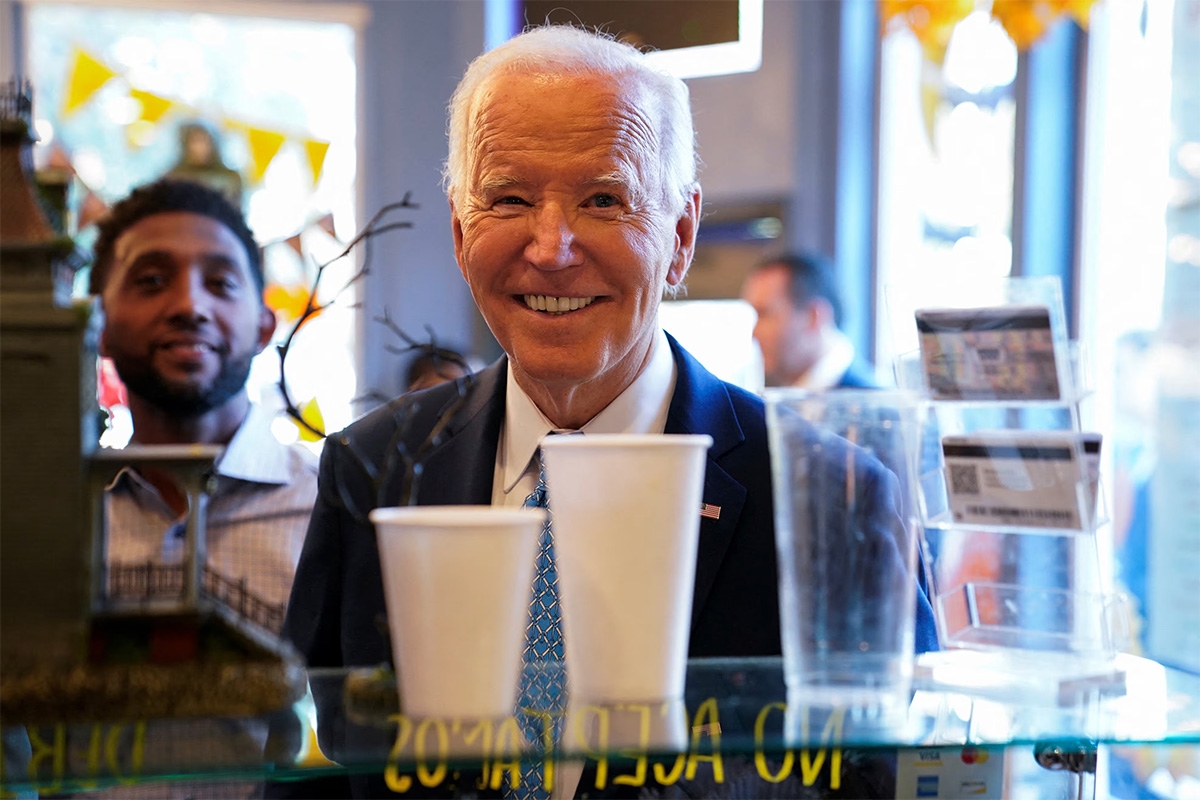 Tổng thống Joe Biden ghé thăm một của hàng trong chuyến đi tới Baltimore, Maryland, ngày 29/10/2024. Ảnh: Reuters
