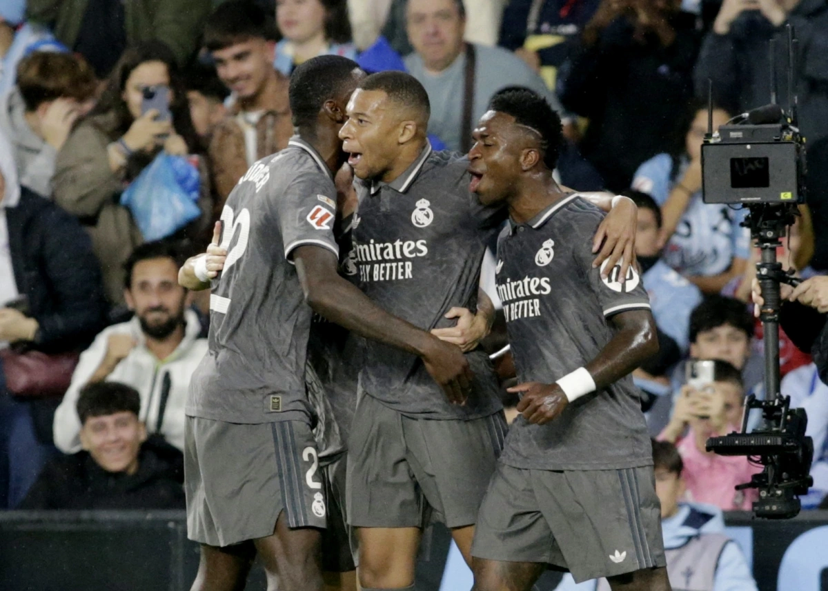 Kylian Mbappe và đồng đội ăn mừng bàn mở tỉ số (Ảnh: Reuters).