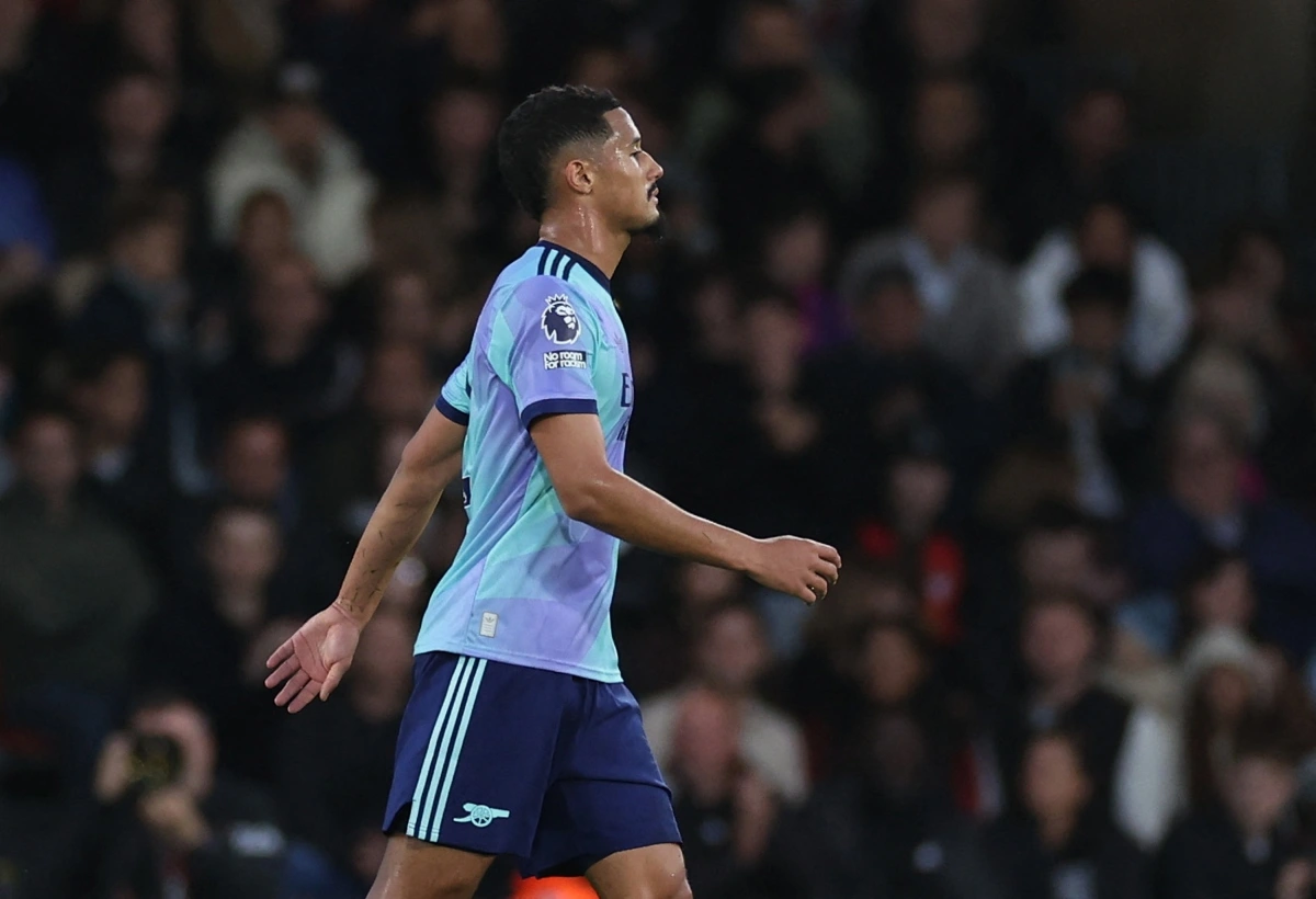 William Saliba nhận thẻ đỏ ở phút 30 khiến mọi kế hoạch của Arsenal đổ bể (Ảnh: Reuters).