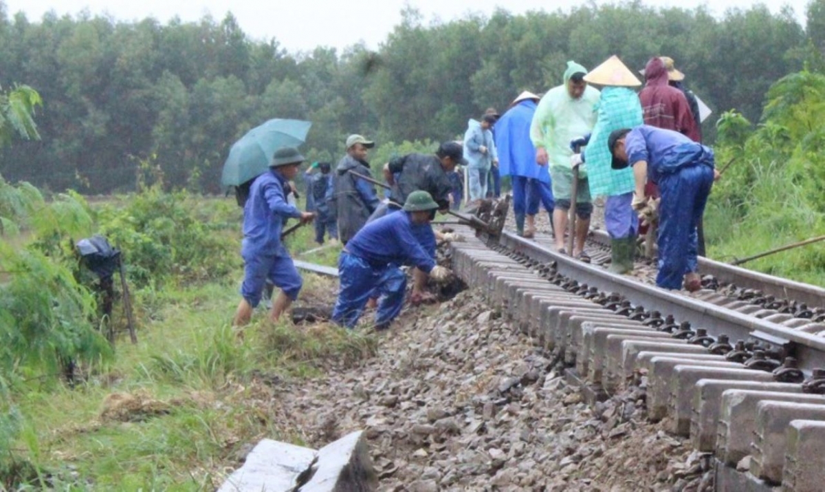 Khắc phục sạt lở đường sắt Quảng Trị