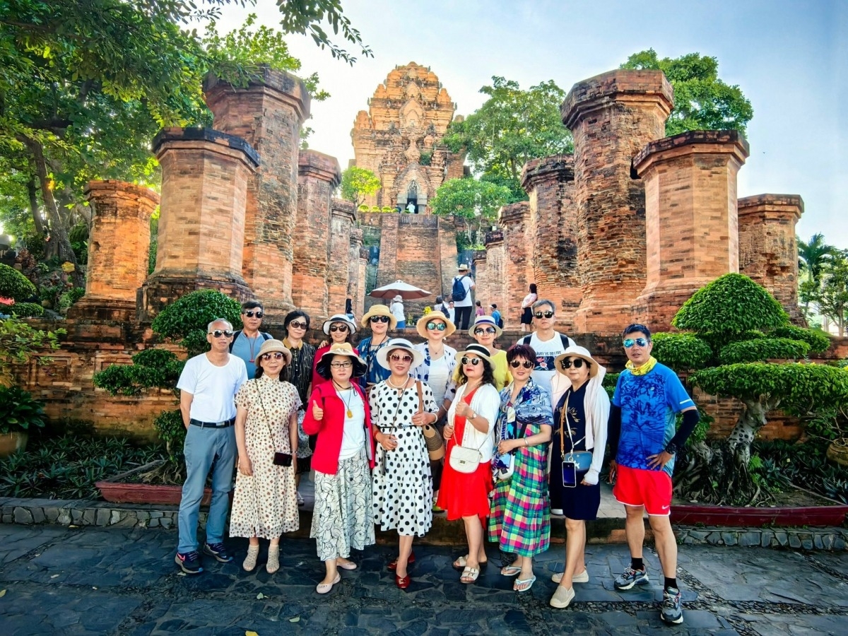 Một đoàn khách du lịch tại Nha Trang, Khánh Hòa. Ảnh: Lê Tú