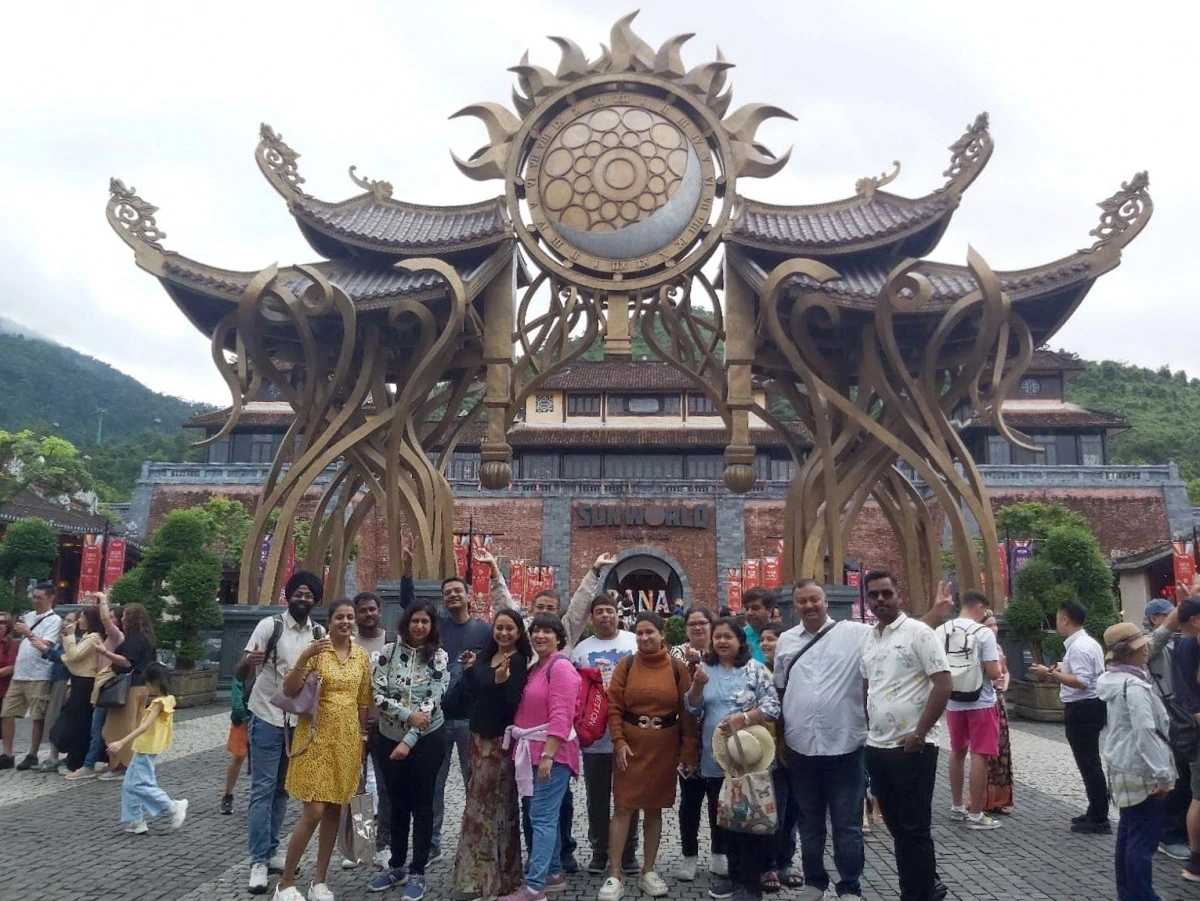Khách du lịch quốc tế tham quan Bà Nà