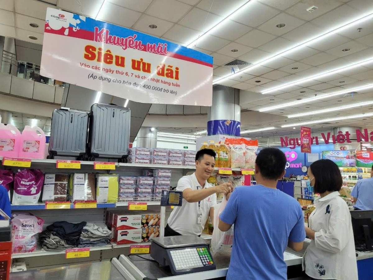 Khách hàng được giảm giá đậm với chương trình siêu ưu đãi hàng tuần