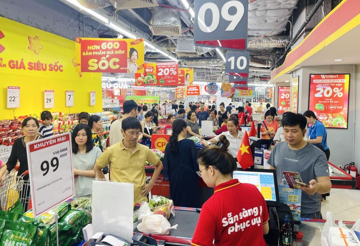 khach_hang_mua_sam_tai_winmart_royal_city_sang_ngay_7-9.jpg