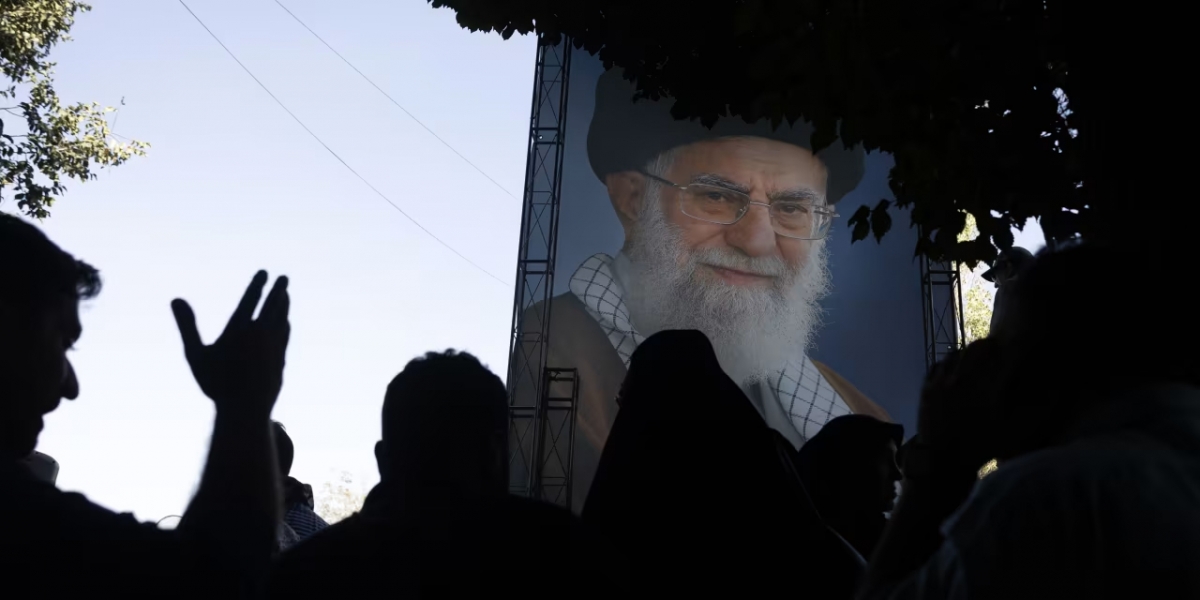 Tấm banner có hình ảnh Lãnh đạo tối cao Iran Ayatollah Ali Khamenei trên đường phố Tehran. Ảnh: WSJ