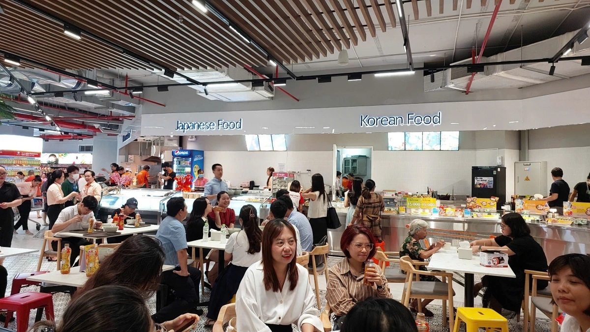 Khu vực ẩm thực thu hút khách hàng nhờ món ăn đa dạng trong và ngoài nước