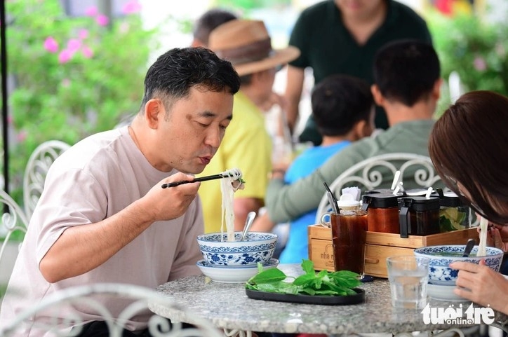 Korean tourists enjoy Vietnamese Pho (Photo: tuoitre.vn)
