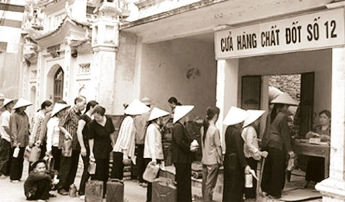 Xếp hàng mua chất đốt thời bao cấp. (Ảnh tư liệu)