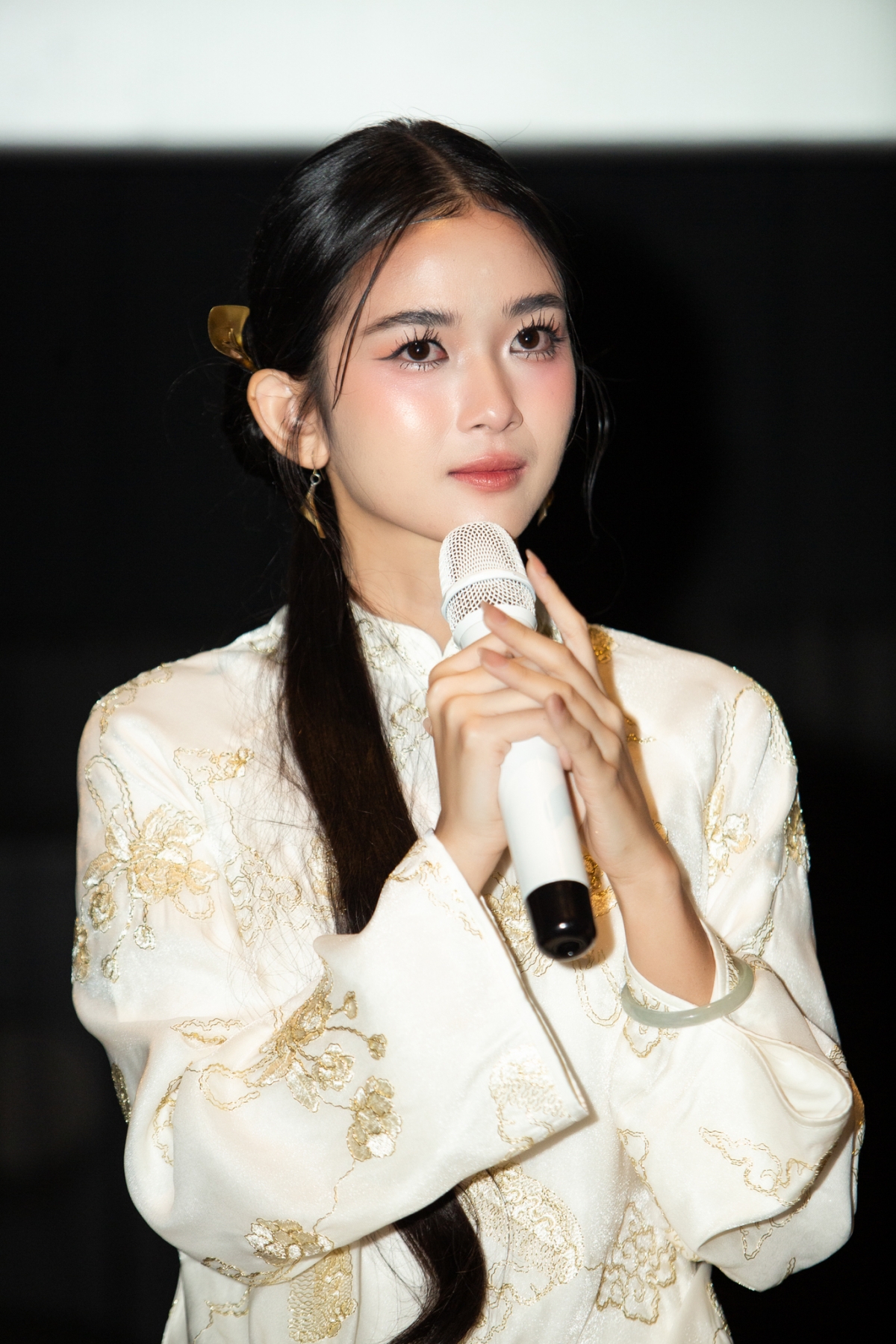 Ngọc Xuân xúc động khi chia sẻ về hành trình làm mẹ của Miền trong phim.