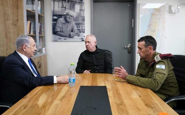 Thủ tướng Israel Benjamin Netanyahu (bên trái), Bộ trưởng Quốc phòng Yoav Gallant (giữa) và Tổng tham mưu trưởng IDF Herzi Halevi trong một cuộc họp ở căn cứ quân sự Bahad 1, ngày 7/3/2024. Ảnh: BQP israel