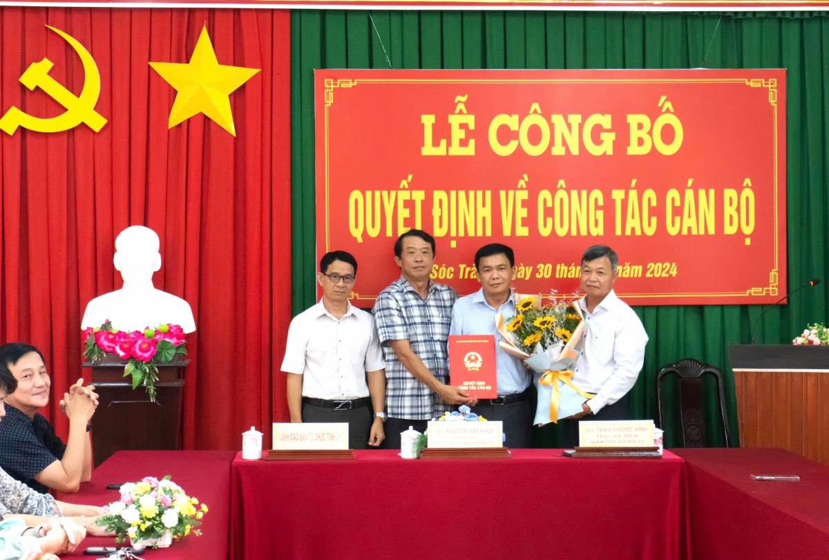 Lãnh đạo tỉnh Sóc Trăng trao quyết định bổ nhiệm cho ông Lâm Hoàng Mẫu
