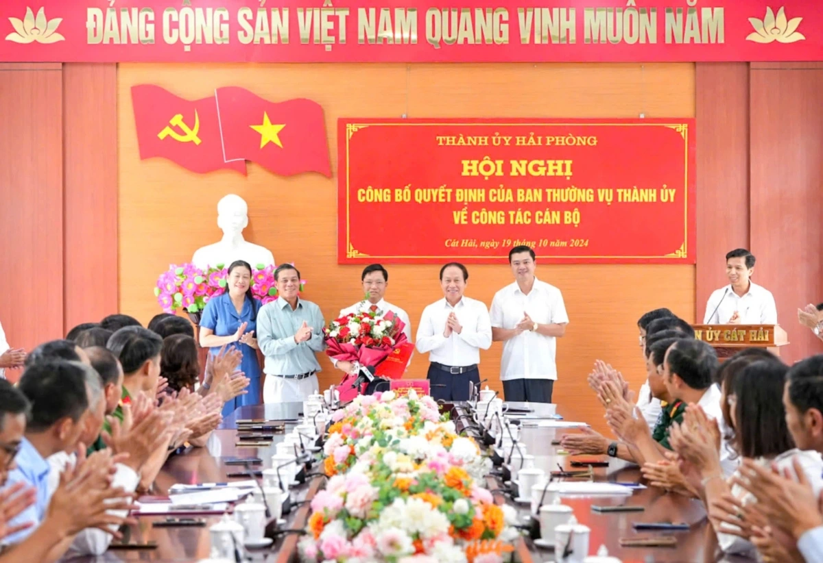 Lãnh đạo TP. Hải Phòng và huyện Cát Hải chúc mừng ông Trần Văn Phương, tân Bí thư Huyện uỷ Cát Hải
