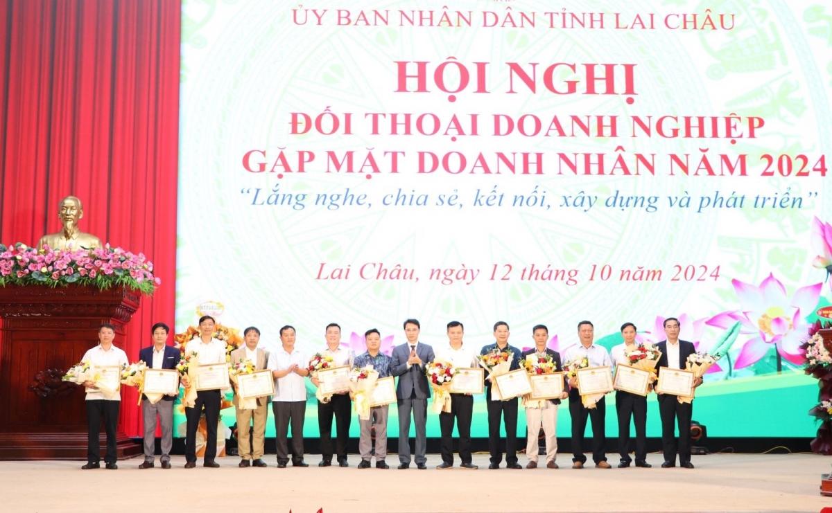 Lãnh đạo UBND tỉnh Lai Châu tặng Bằng khen cho các doanh nhân có nhiều đóng góp cho tỉnh Lai Châu.