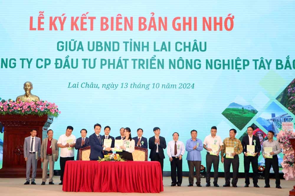 Lãnh đạo UBND tỉnh Lai Châu và nhà đầu tư ký kết biên bản ghi nhớ hợp tác.