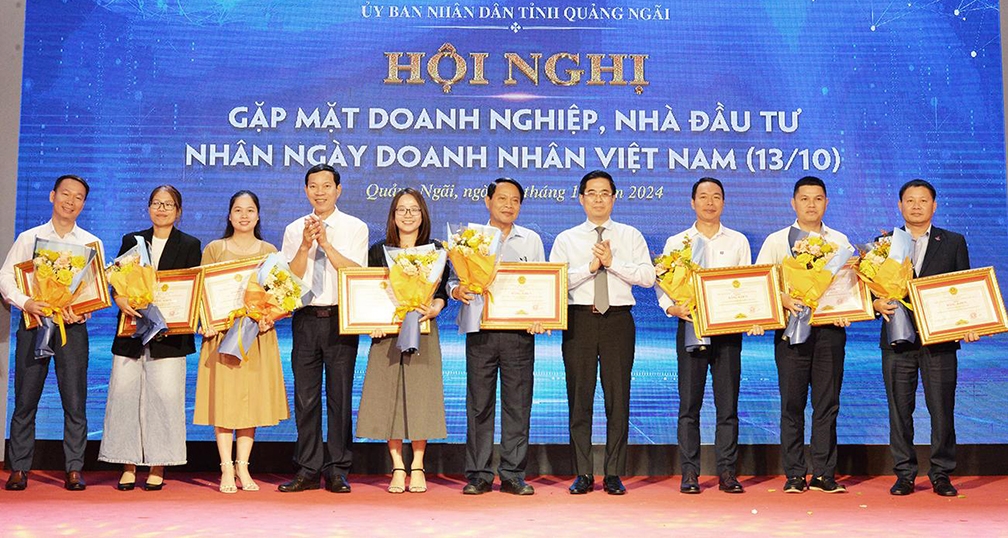 Lãnh đạo UBND tỉnh Quảng Ngãi trao Bằng khen của UBND tỉnh cho các doanh nghiệp, hộ gia đình có thành tích trong công tác an sinh xã hội