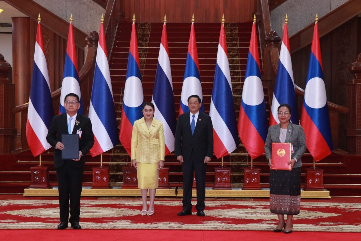 Hai Thủ tướng Lào-Thái Lan chứng kiến ký kết các văn kiện hợp tác (Nguồn: Đài phát thanh Quốc gia Lào)