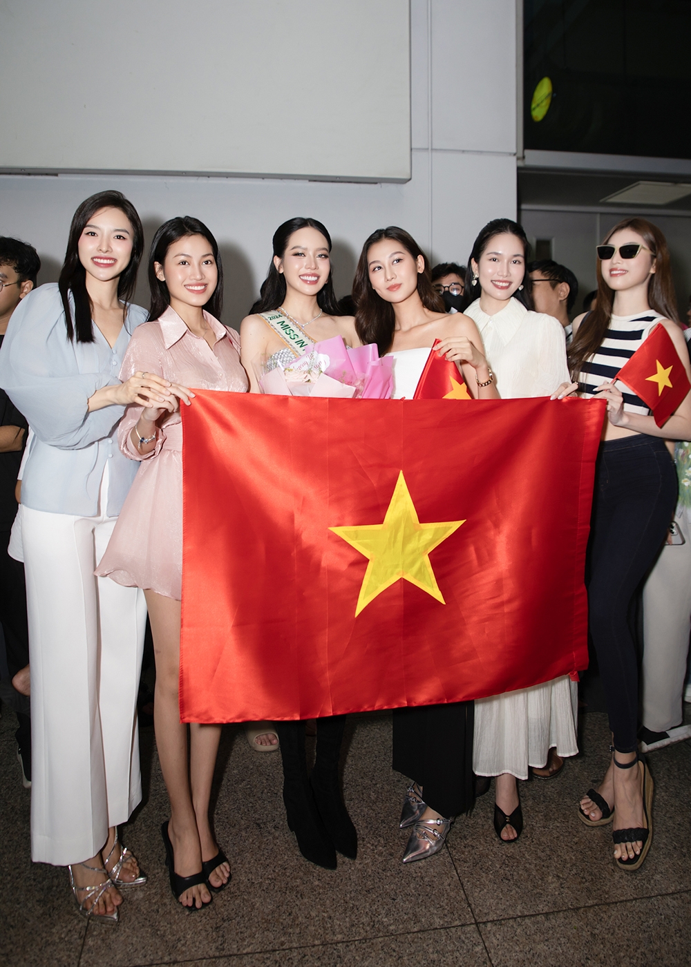Dàn người đẹp có mặt tại sân bay để gửi lời chúc mừng đến Thanh Thuỷ.
