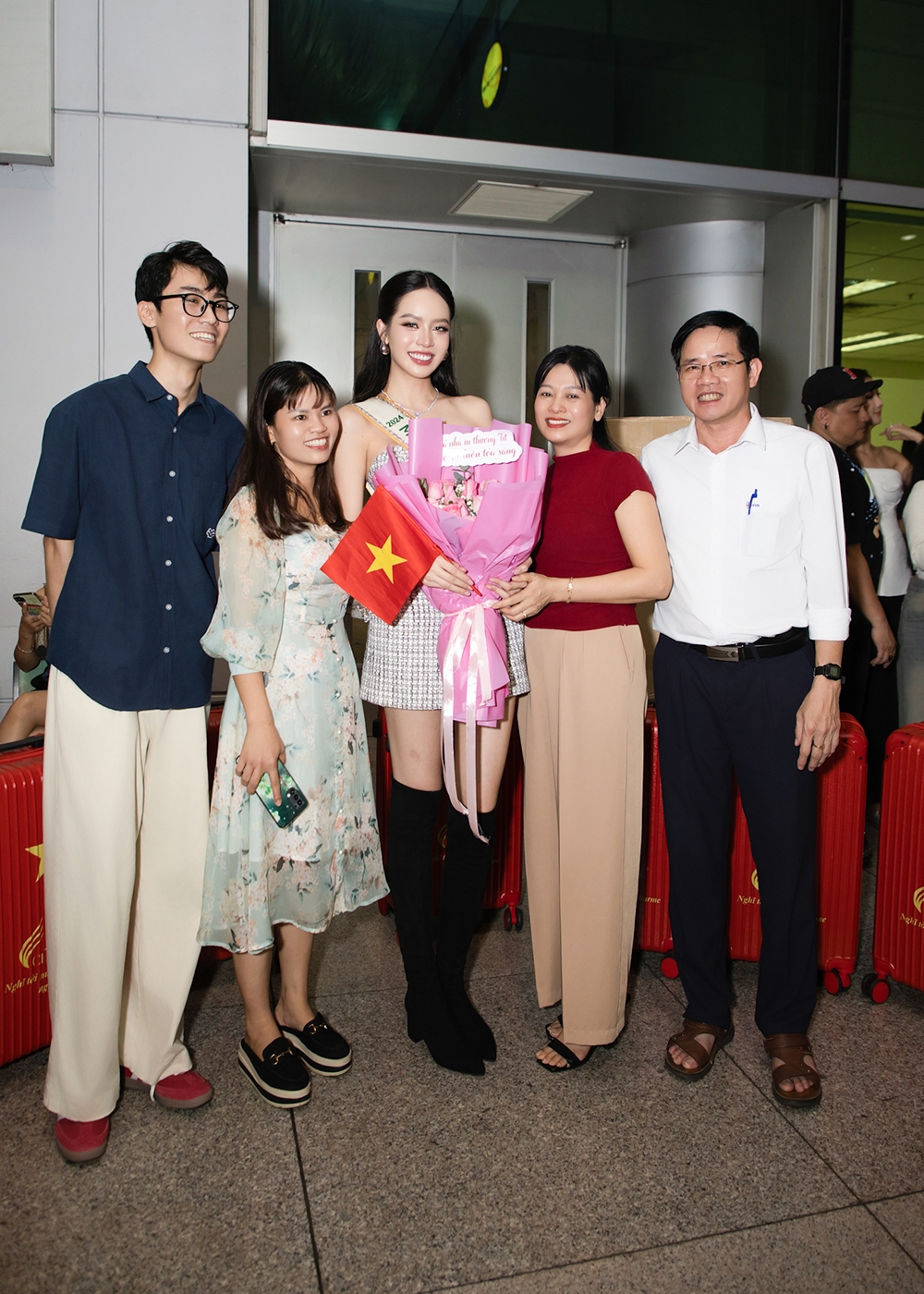 Bố mẹ của Hoa hậu Thanh Thuỷ có mặt từ sớm để ủng hộ tinh thần và gửi gắm những lời động viên đến con gái.